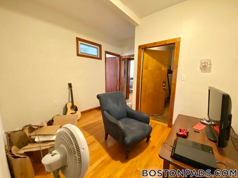 Building Photo - 8 Webley St