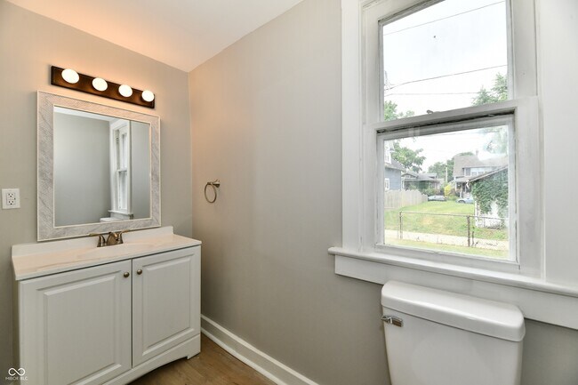 Building Photo - 852 N Rural St