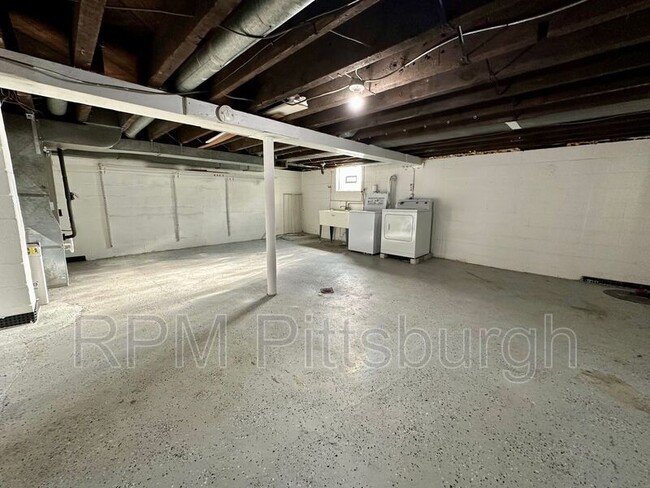 Building Photo - 208 Bridge St