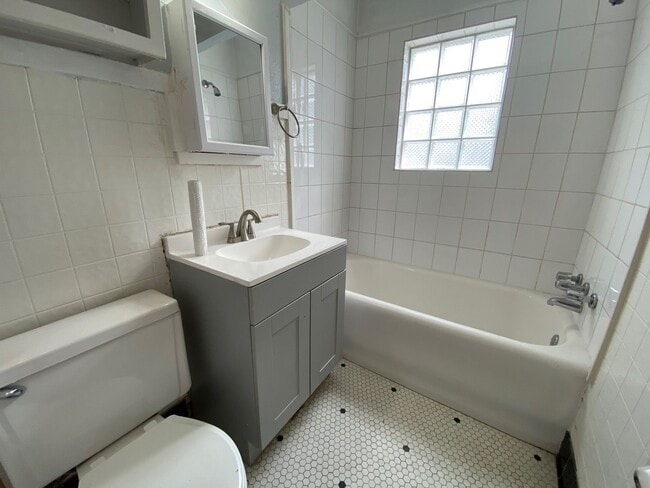 Building Photo - ADORABLE duplex in fantastic Brookside loc...
