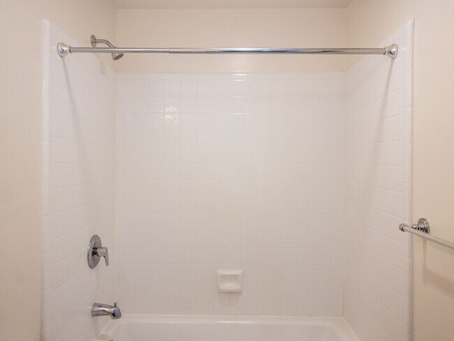 Building Photo - 2BD 1BA Recently Renovated Unit! Parking! PROGRESSIVE