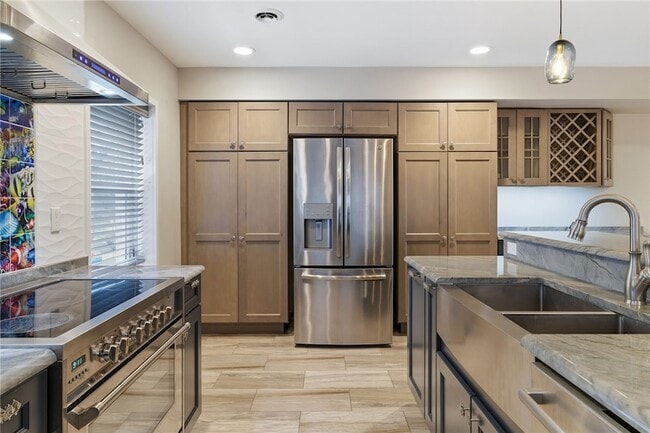 Building Photo - 709 Clyde St