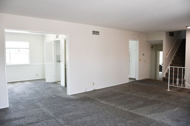 Building Photo - 522 E Collins Ave