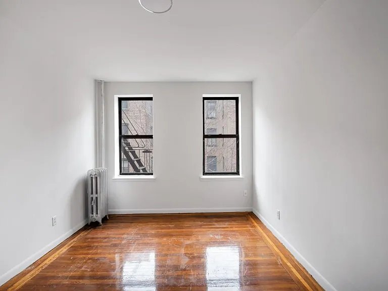 Building Photo - 225 E 202nd St