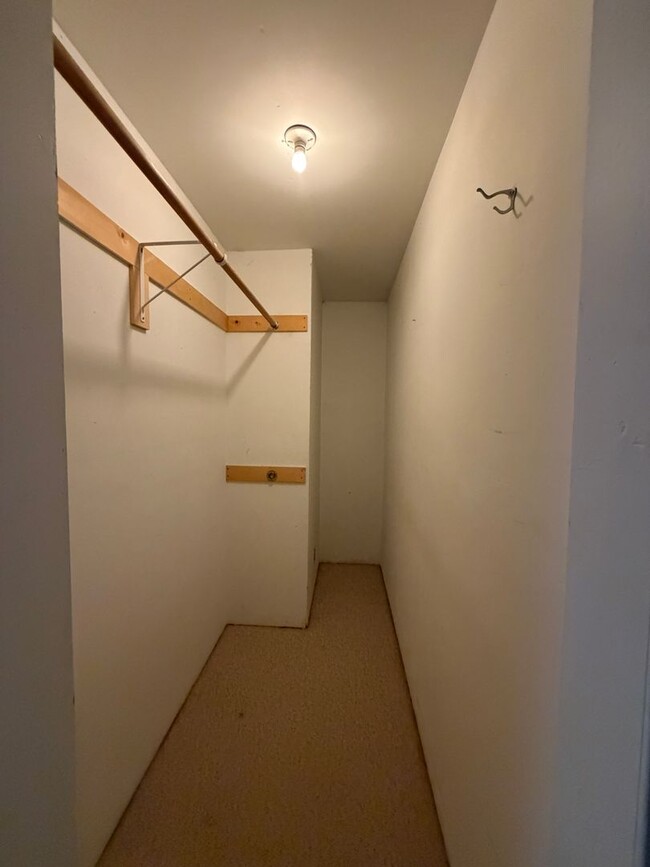 Building Photo - 916 Sunset Dr