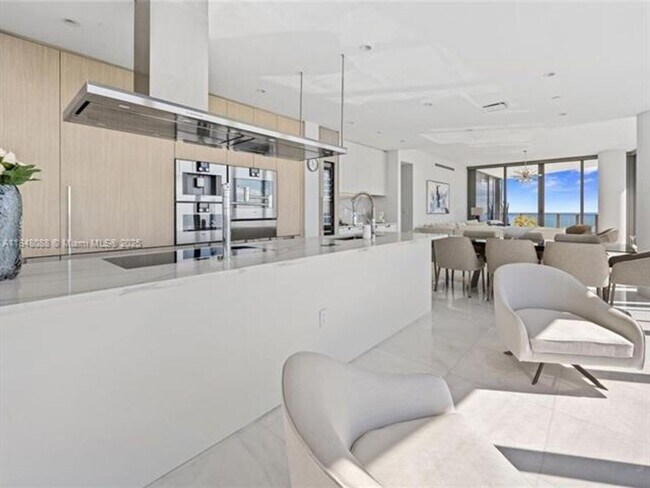Building Photo - 15701 Collins Ave