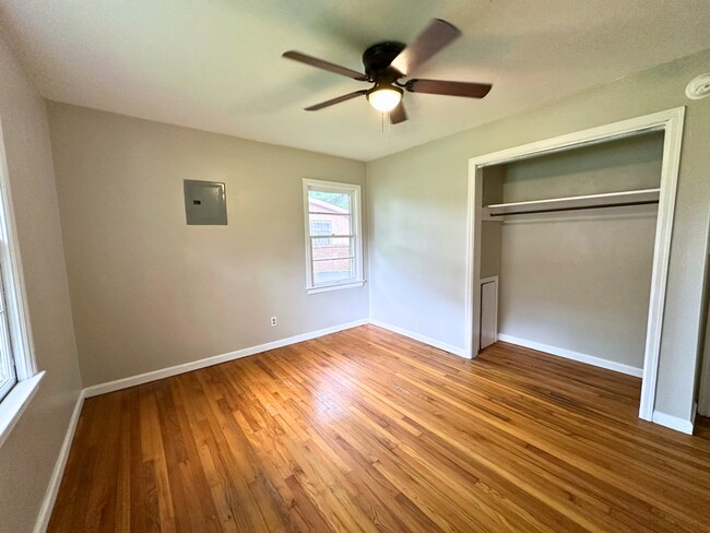 Building Photo - 916 Delmar Dr