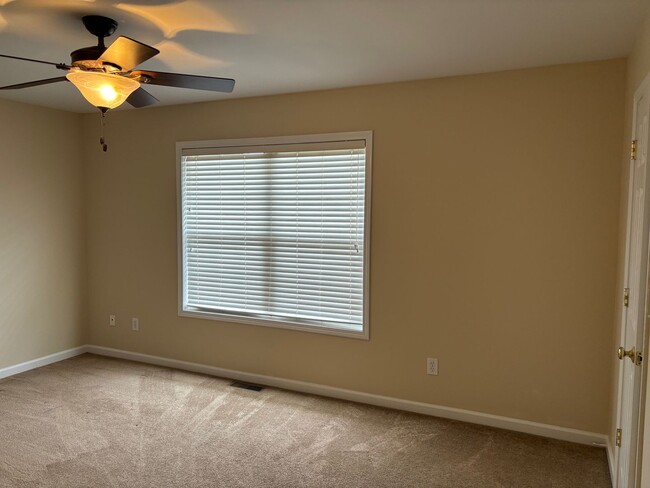 Building Photo - 2 BEDROOM 2 1/2 BATH TOWN HOME