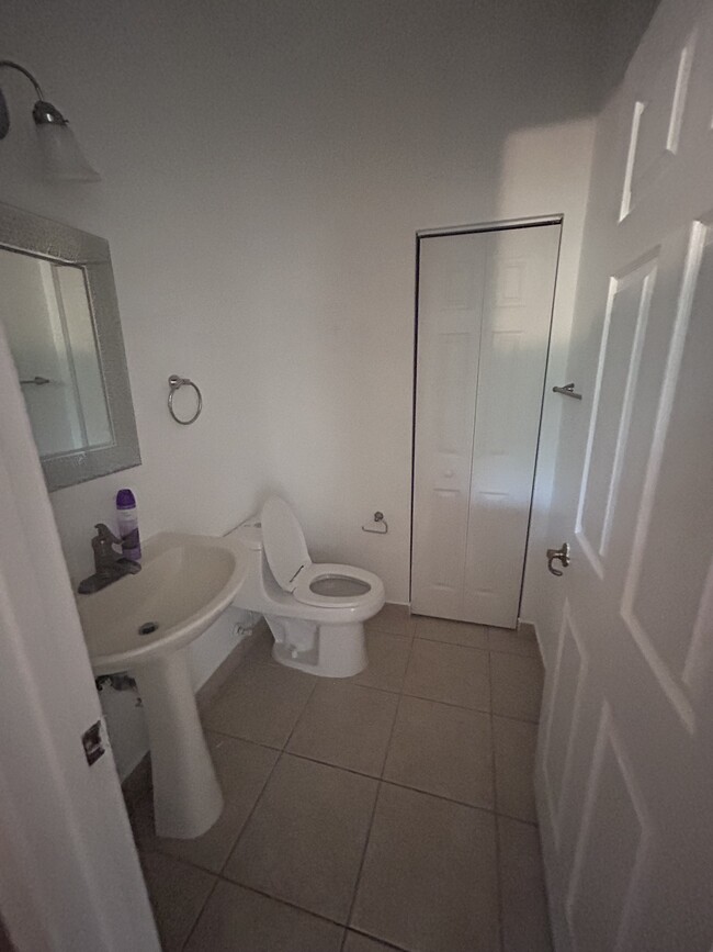 Building Photo - 2866 S Oasis Dr