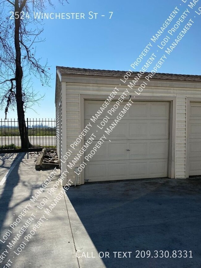 Building Photo - 2524 Winchester Dr