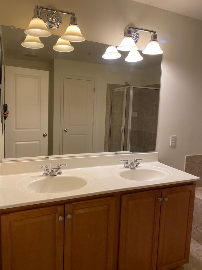 Building Photo - Stunning 3 Bedroom Townhouse in Gaithersburg!
