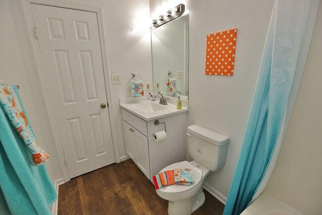 Building Photo - UPDATED & READY 07-14-25! 2-Bedroom 2nd Fl...