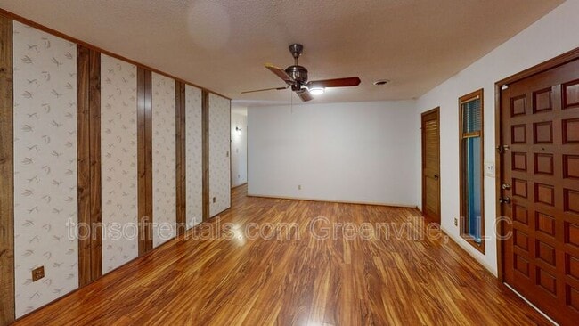 Building Photo - 102 Meadow St