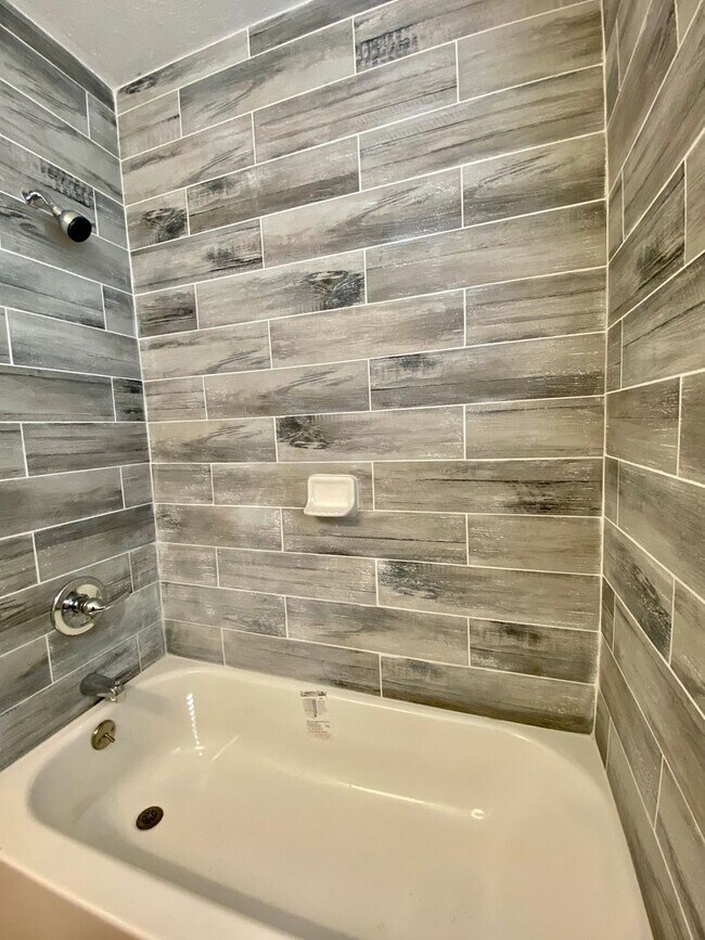 Building Photo - Spacious 3 bed 1 bath with easy access to ...