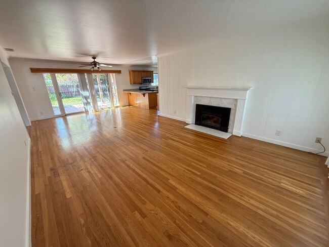 Building Photo - Stunning 3 Bed 2 Bath Home | Spacious Back...