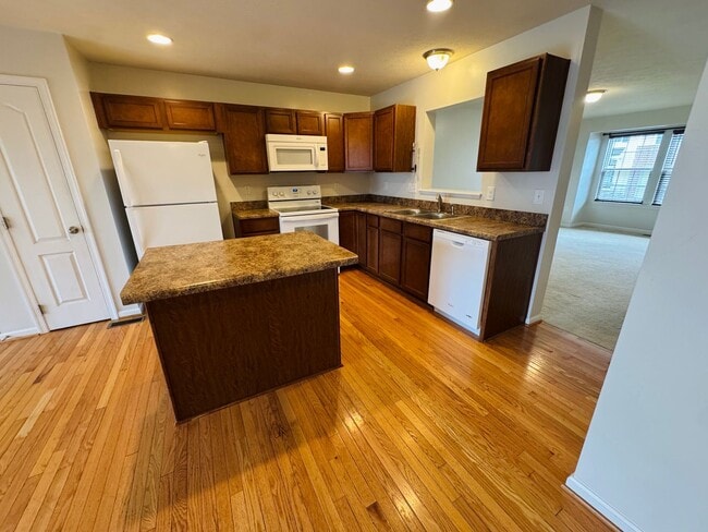 Building Photo - 3 Bed/ 2.5 Bath Townhome close to the interstate - Available 06/08/2026