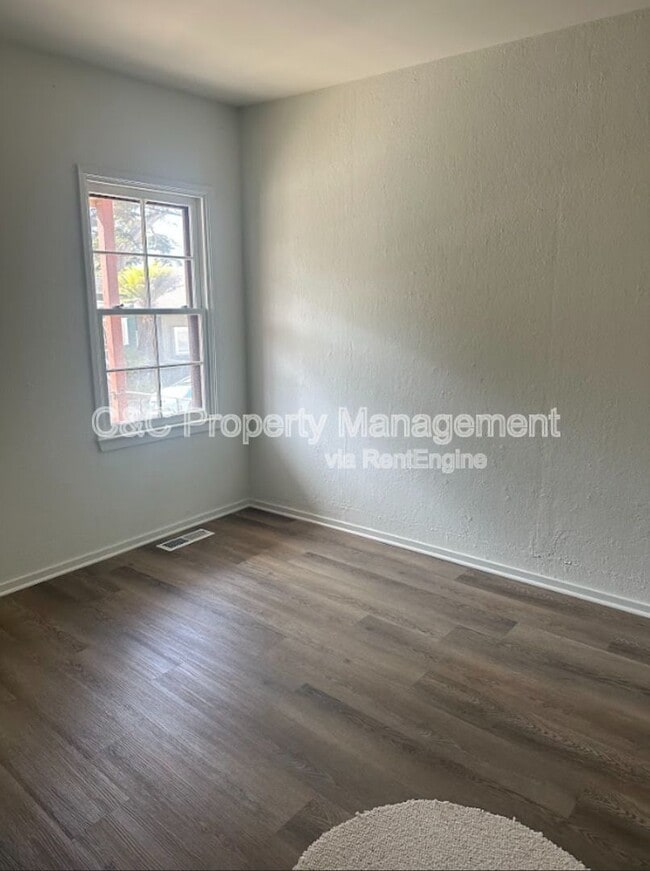 Building Photo - 117 19th St