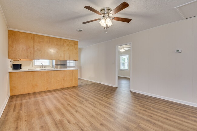 Building Photo - 103 Smallridge St