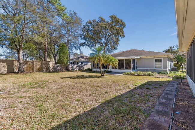 Building Photo - 2011 Villa Sites Dr