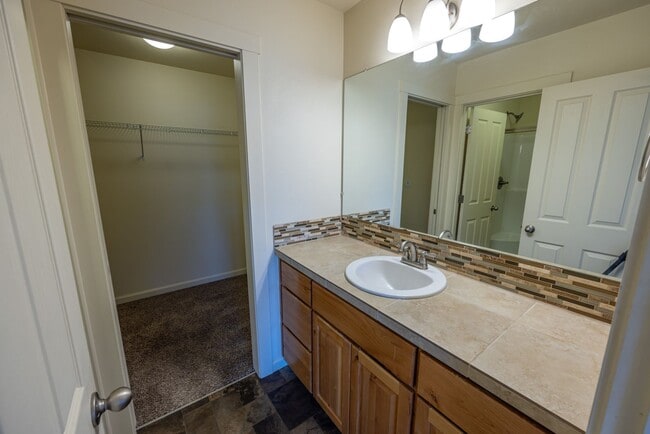 Building Photo - Three bedroom house in Hazel Dell - Built in 2014