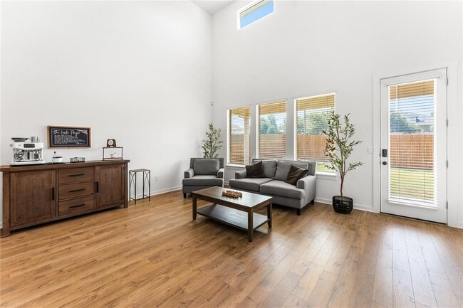 Building Photo - 1828 Walnut Grv Bnd