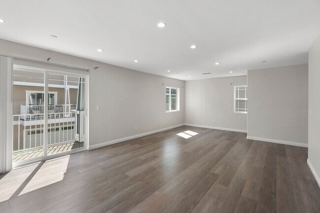 Building Photo - 3 Bedroom & 2.5 Bathroom Townhome with 2 Car Garage & Laundry