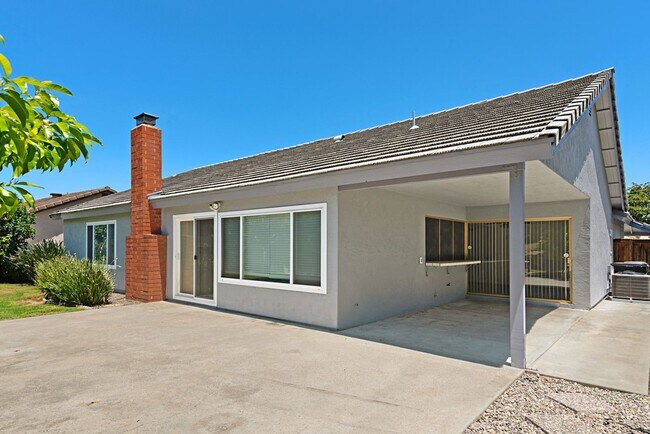 Building Photo - Beautiful & Large Home in Quiet Gatewood Hills - Private Backyard - 2-Car Garage