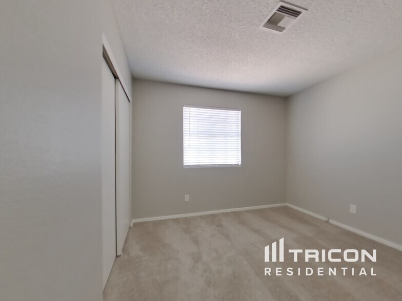 Building Photo - 8931 W Cinnabar Ave