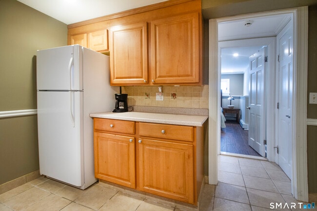 Building Photo - 14 Lake Dr N