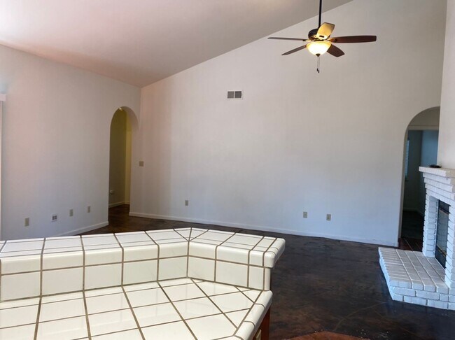 Building Photo - Single story located on a court!