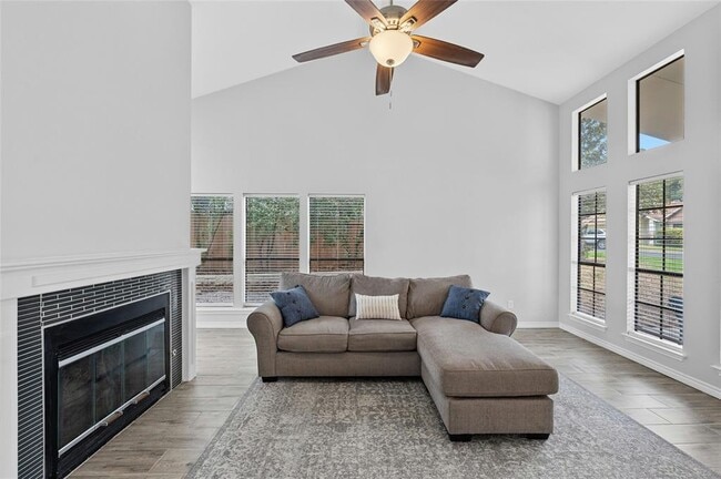 Building Photo - 8303 Los Ranchos Dr