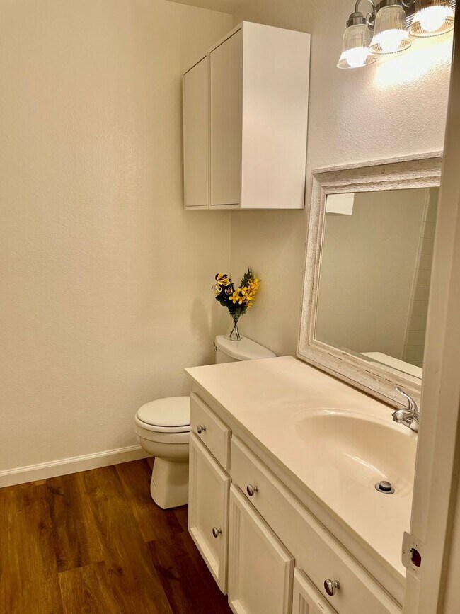 Building Photo - Gorgeous!