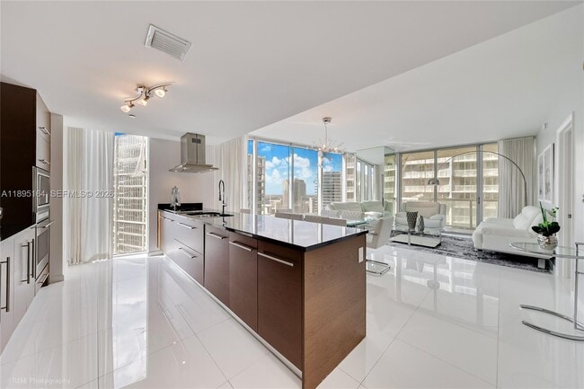 Building Photo - 495 Brickell Ave