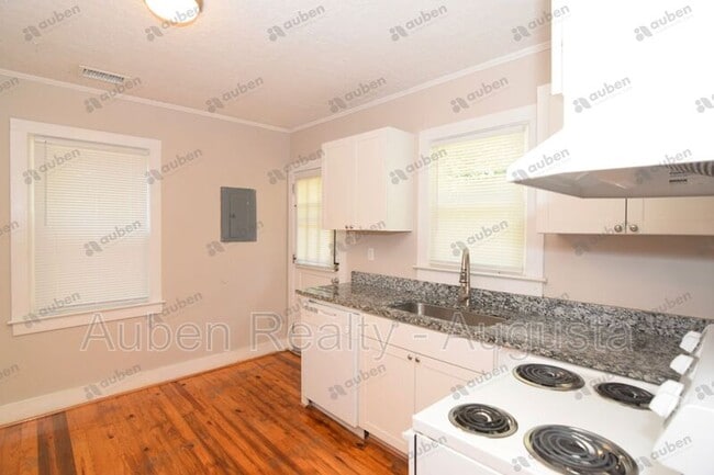 Building Photo - 2037 Spring Hill Ter