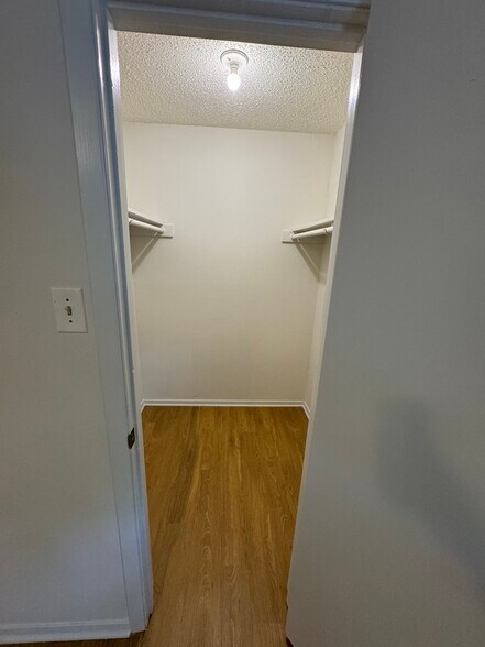 Building Photo - 7000 Oak Meadow Cir