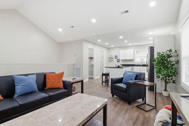 Building Photo - 810 Carson St