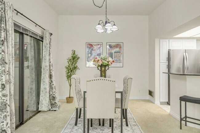 Building Photo - 1264 Bellevue Way NE