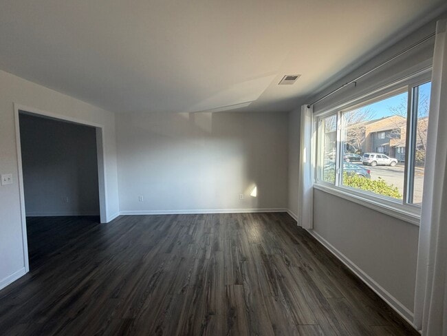 Building Photo - 114 Harvest Dr