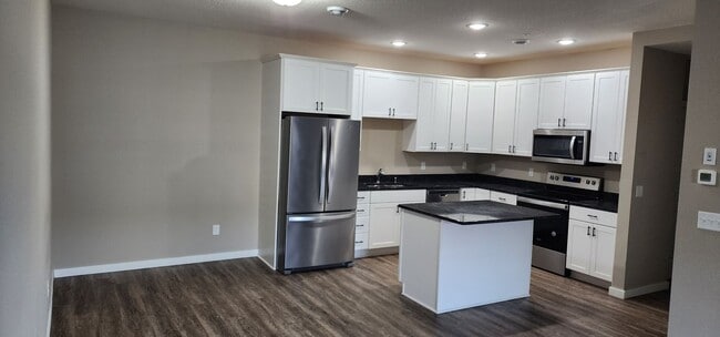 Building Photo - Beautiful 2 Bedroom 1 Bath End Unit Townhouse