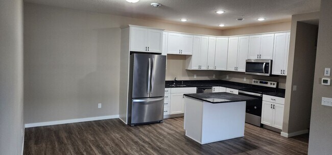 Building Photo - Beautiful 3 bedroom 3 bath  Townhouse