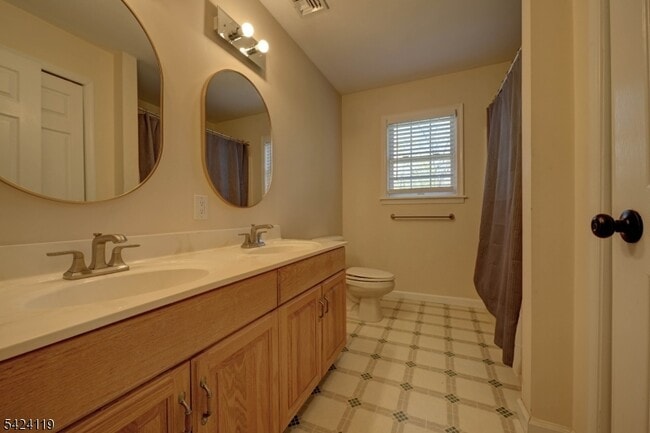 Building Photo - 31 Ashwood Ave