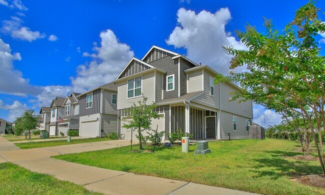 Building Photo - 3902 Deledda Dr