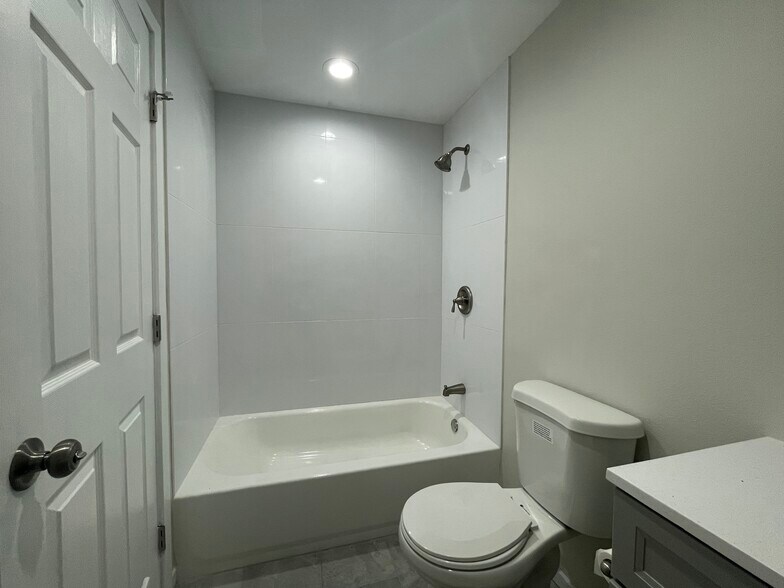 Building Photo - 5502 Fernhill Cir
