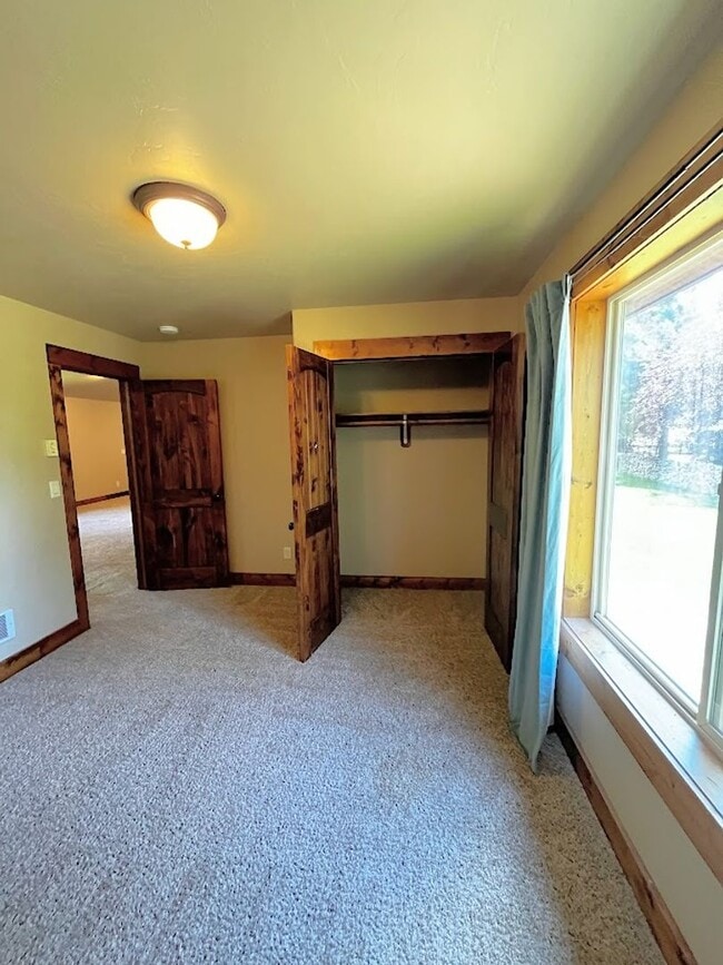 Building Photo - Charming Home with Open Floor Plan & Pet-Friendly Yard – Prime Location!