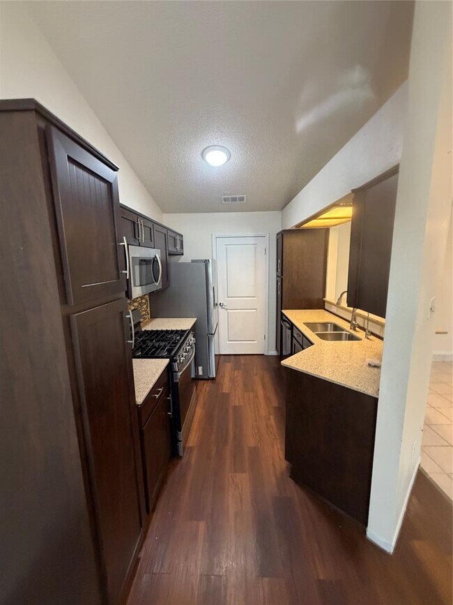 Building Photo - 1100 York Castle Dr