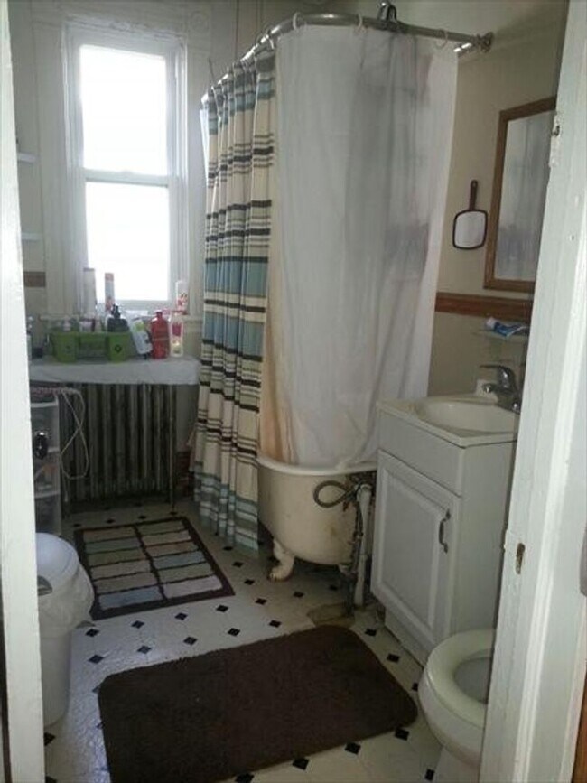 Building Photo - 2627 N Bartlett Ave