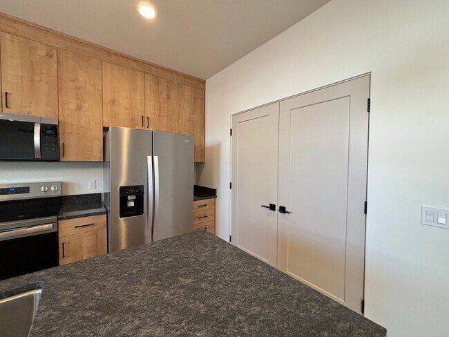 Building Photo - HURRICANE TOWNHOME FOR RENT!