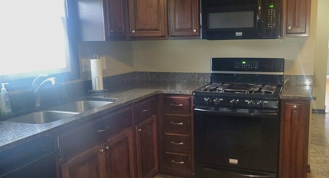 Building Photo - Small town Macon!