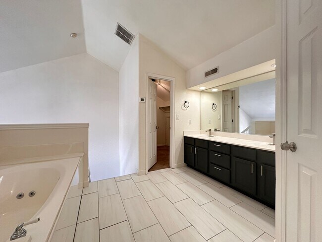 Building Photo - Amazing Townhome with Spectacular Views fo...