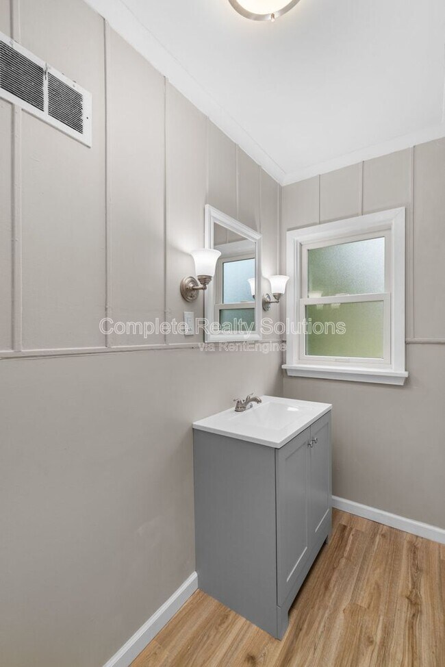 Building Photo - 1821 Korando Ave